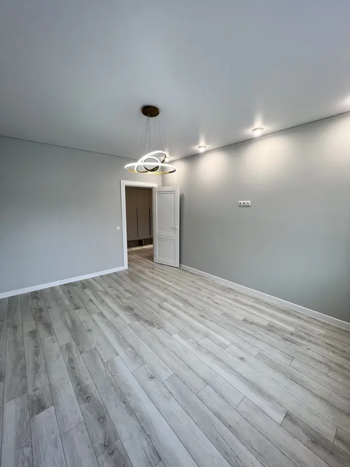 Гостиная новостройки 50 м² после эконом-ремонта